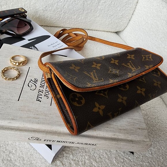 Authentic Vintage Louis Vuitton Twin Pochette PM Crossbody/Clutch (retired) - Picture 5 of 13